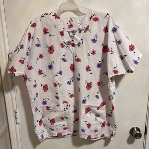 NWOT Medical Apparel Women’s Floral‎ Large Scrub Top Short Sleeve Pockets V-Neck - Picture 1 of 10